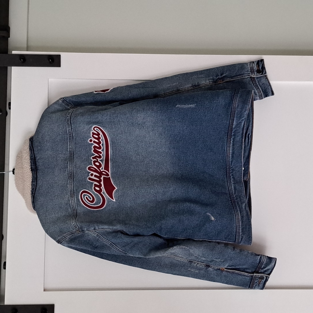 Hollister SHERPA-LINED DENIM TRUCKER JACKET - Picture 3 of 7